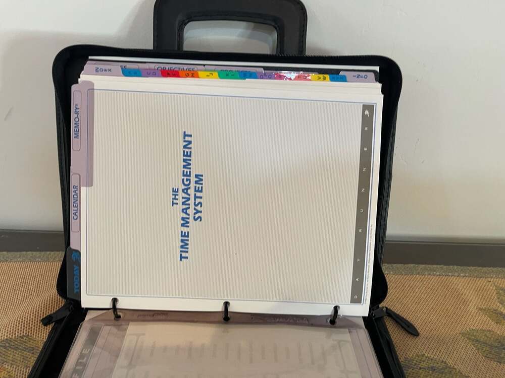 Day Runner Premium Leather Entrepreneur Edition Personal Organizer - Picture 4 of 9